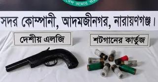 নারায়ণগঞ্জে এসআরবির পৃথক অভিযান; বিদেশি পিস্তল, এলজি ও গুলি উদ্ধার